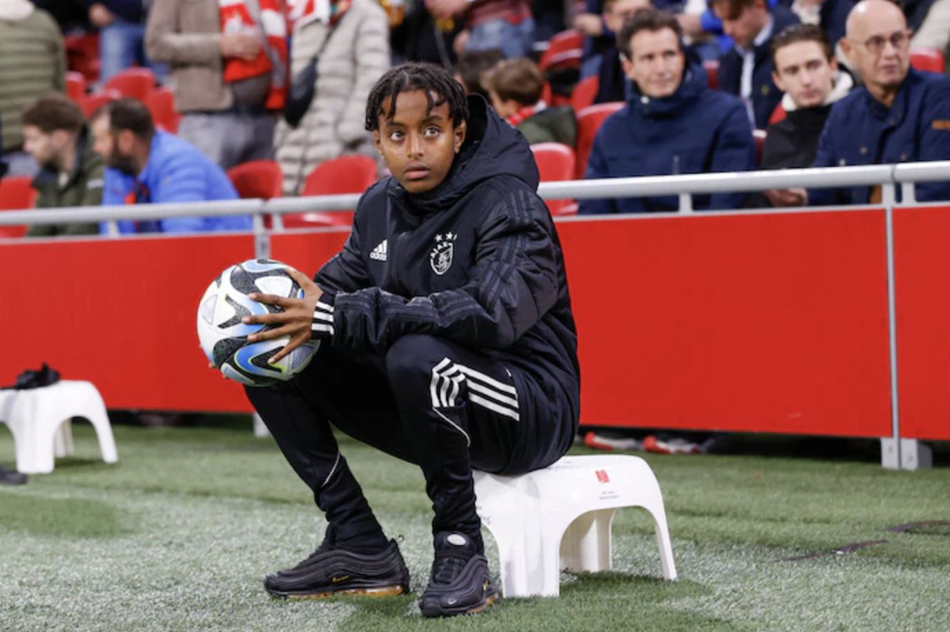 荷媒：新赛季荷兰联赛将实行新规，球童不得将球直接交给场上球员