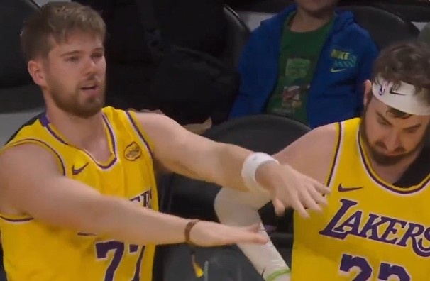 开云体育官网-攒劲的节目！湖人主场观众席惊现山寨版东契奇&amp;蒂米 假东子秀热舞